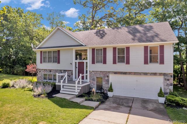 front view picture of 1522 Oregon Ct, Waterford, MI. 48327