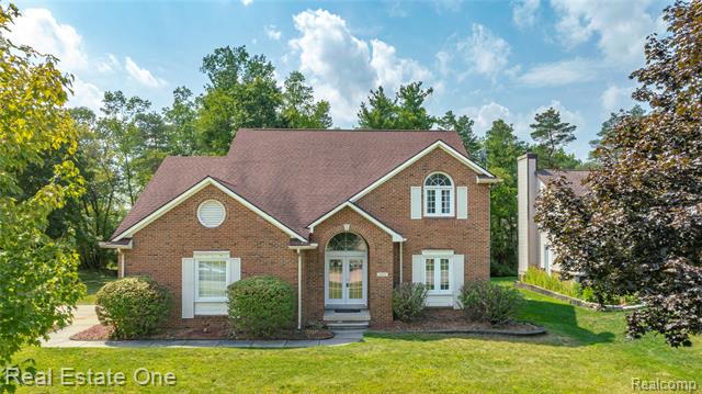 front view picture of 1468 Stauch Dr, West Bloomfield, MI. 48324