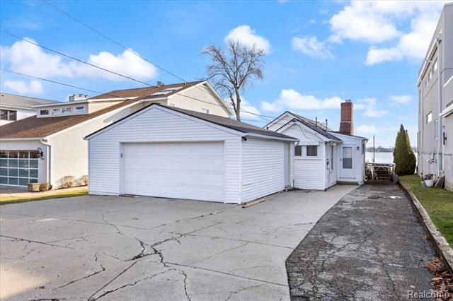 front view picture of 3733 Lake Front St, Waterford, MI. 48328
