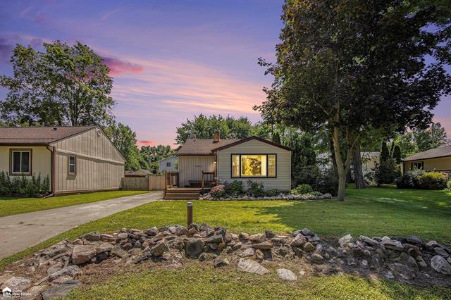 front view picture of 9243 Locustwood Dr, White Lake, MI. 48386