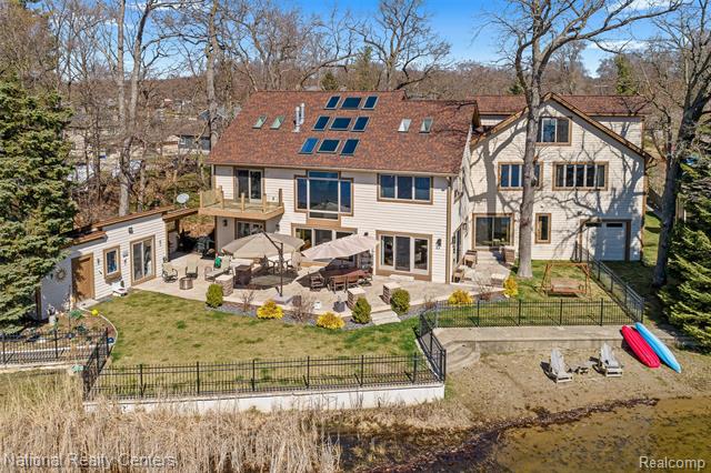 front view picture of 1100 Clearwater St, White Lake, MI. 48386