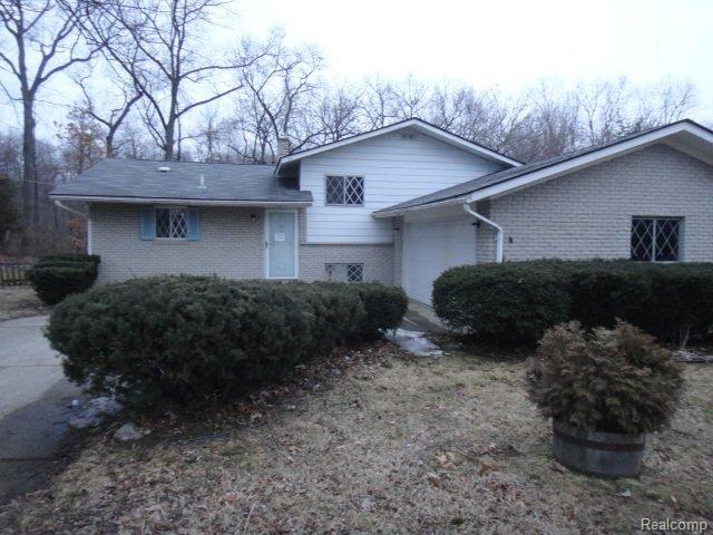 front view picture of 8239 Atha Dr, White Lake, MI. 48386