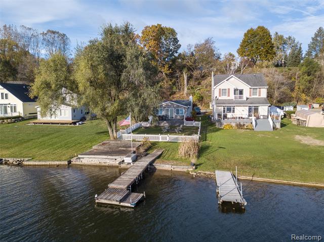 front view picture of 1921 Lakeview Ln, Highland, MI. 48357