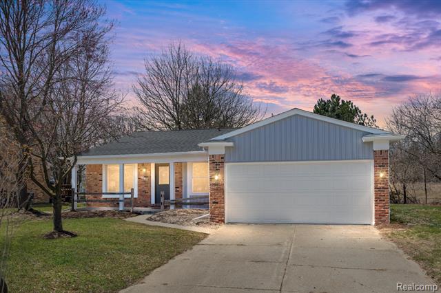 front view picture of 1234 Meadowcrest Dr, Waterford, MI. 48327