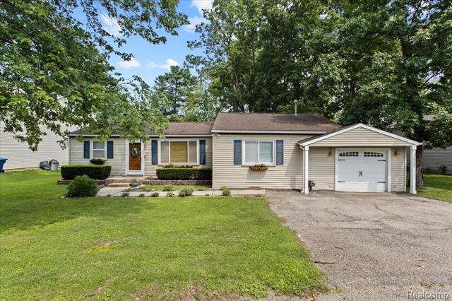 front view picture of 1269 Otter Ave, Waterford, MI. 48328