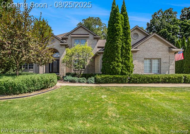 front view picture of 989 Suchava Dr, White Lake, MI. 48386