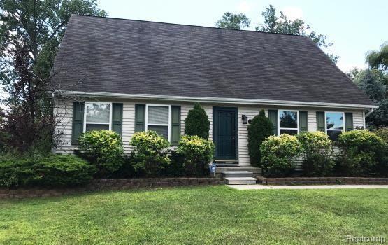 front view picture of 879 Barren Oaks Dr, Pontiac, MI. 48341