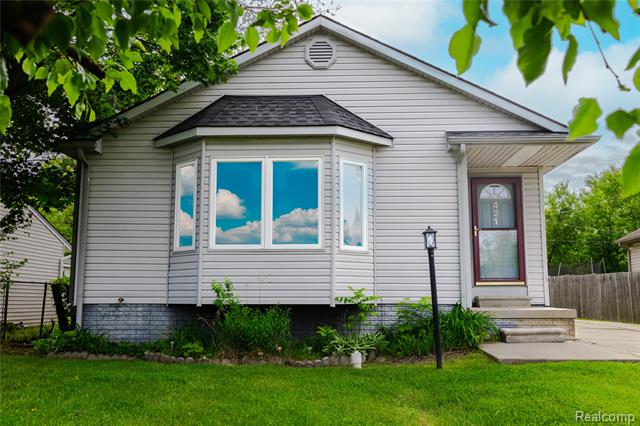 front view picture of 421 Harvey Ave, Pontiac, MI. 48341