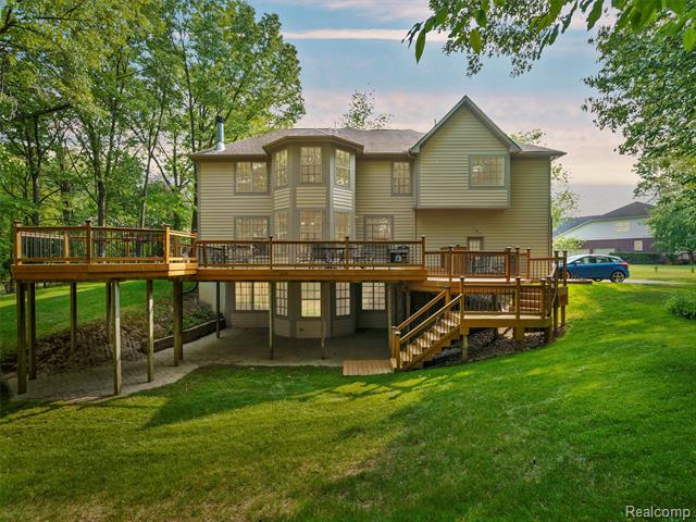 front view picture of 5412 Murray Ct, Waterford, MI. 48327