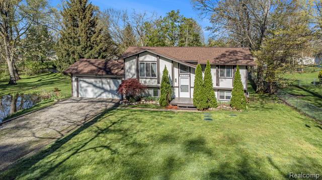 front view picture of 8760 Cooley Beach Dr, White Lake, MI. 48386
