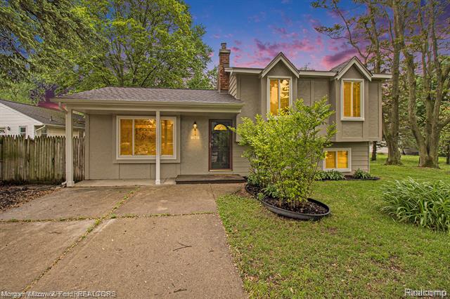 front view picture of 9175 Maplewood Dr, White Lake, MI. 48386