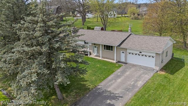 front view picture of 1236 Pinecrest Dr, White Lake, MI. 48386