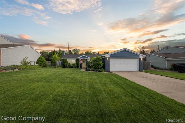 front view picture of 1255 Meadowood Dr, Waterford, MI. 48327