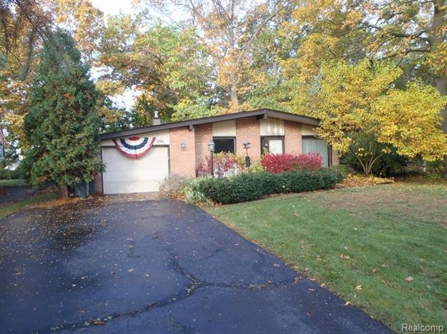 front view picture of 2346 Garland St, Keego Harbor, MI. 48320
