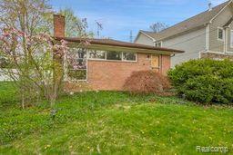front view picture of 2051 Avondale Dr, Keego Harbor, MI. 48320