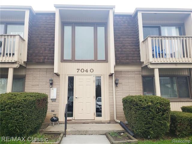front view picture of 7040 Villa Dr, Waterford, MI. 48327