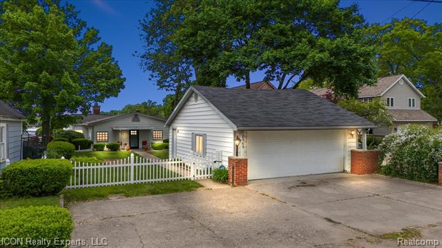 front view picture of 8569 Cooley Beach Dr, White Lake, MI. 48386