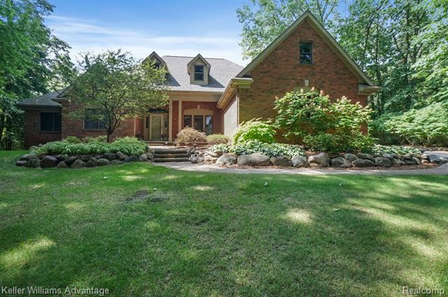 front view picture of 2572 Valley Oaks Dr, White Lake, MI. 48383