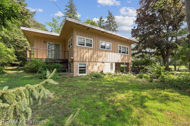 front view picture of 1243 Clearwater St, White Lake, MI. 48386