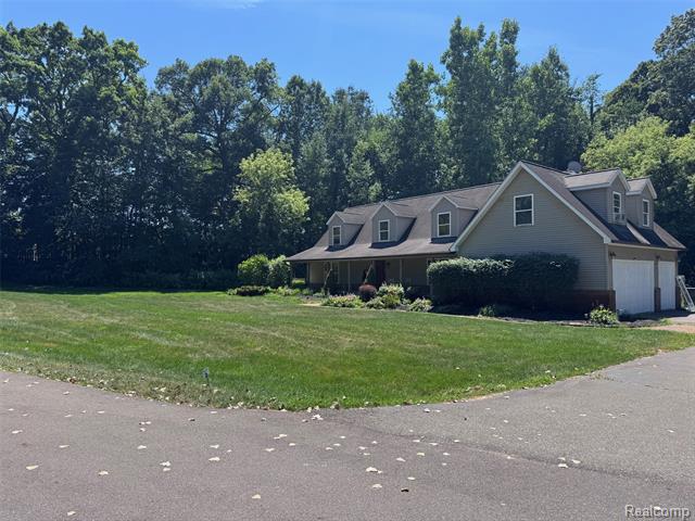 front view picture of 2570 Richards Dr, White Lake, MI. 48383