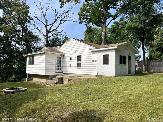 front view picture of 1396 Oregon Blvd, Waterford, MI. 48327