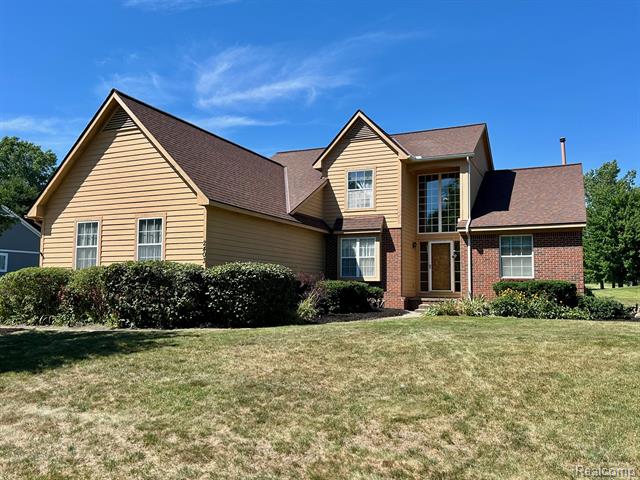 front view picture of 2403 Sandlewood Dr, White Lake, MI. 48383