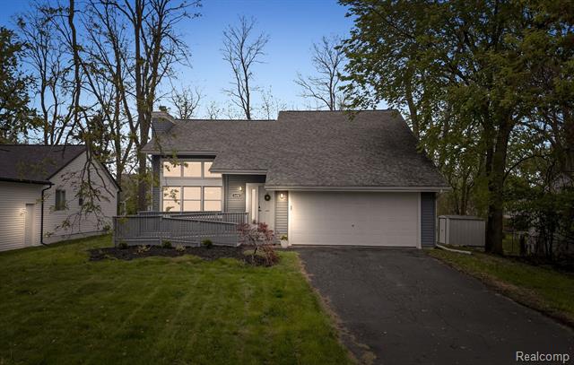 front view picture of 1450 Beachland Blvd, Waterford, MI. 48328
