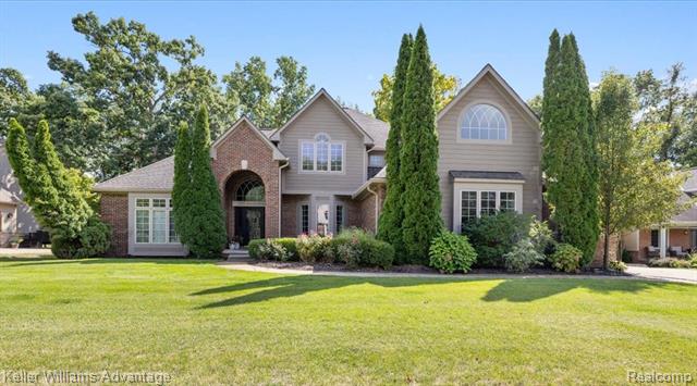 front view picture of 2282 Sandlewood Dr, White Lake, MI. 48383