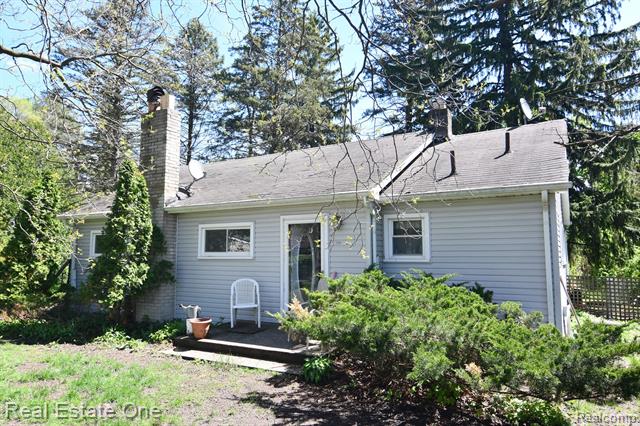 front view picture of 1209 Applewood Dr, White Lake, MI. 48386