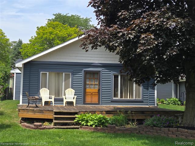 front view picture of 8991 Lakeview Dr, White Lake, MI. 48386