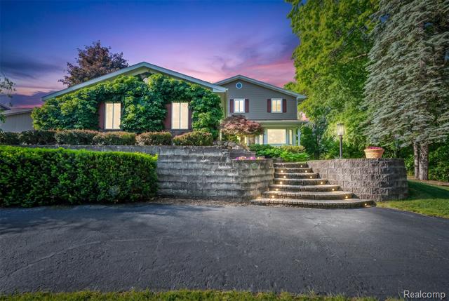 front view picture of 7841 Rampart Trl, Waterford, MI. 48327