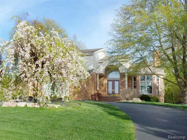 front view picture of 1079 Forest Bay Dr, Waterford, MI. 48328