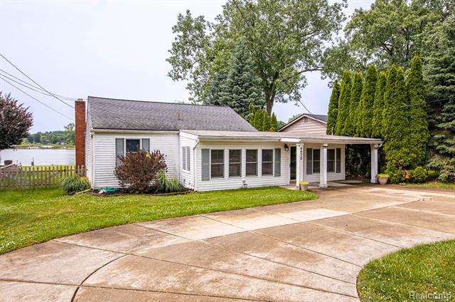 front view picture of 4675 Charest Ave, Waterford, MI. 48327