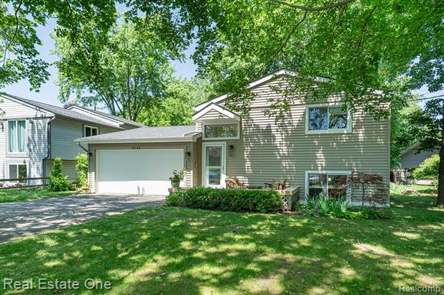 front view picture of 4644 Charest Ave, Waterford, MI. 48327