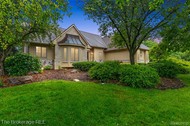 front view picture of 2048 Mayfair Dr, White Lake, MI. 48383