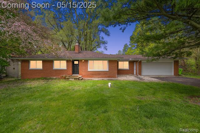 front view picture of 1090 S Williams Lake Rd, White Lake, MI. 48386
