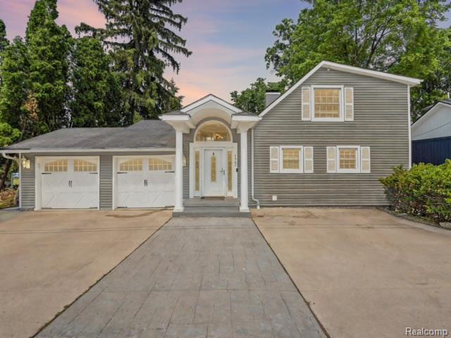 front view picture of 4967 Coshocton Dr, Waterford, MI. 48327
