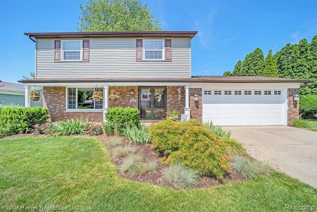 front view picture of 1128 Meadowood Dr, Waterford, MI. 48327