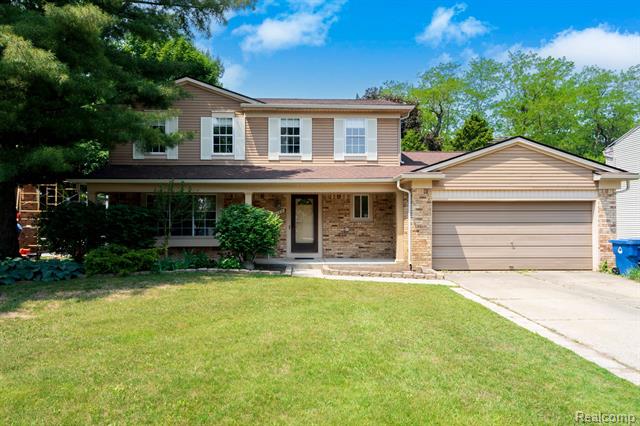 front view picture of 1122 Meadowcrest Dr, Waterford, MI. 48327