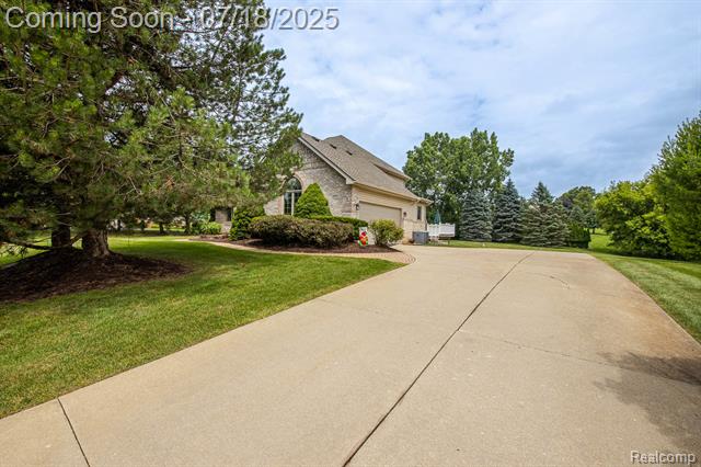 front view picture of 2019 Mayfair Dr, White Lake, MI. 48383