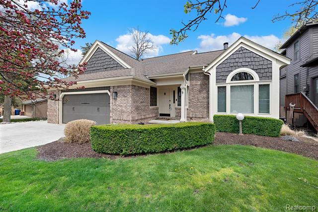 front view picture of 1095 Oregon Blvd, Waterford, MI. 48327