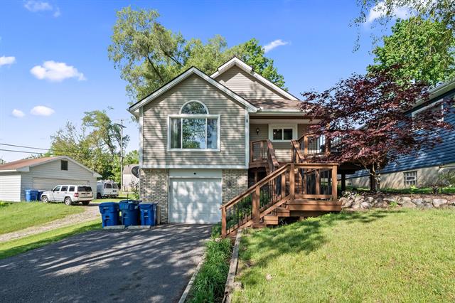 front view picture of 1008 Beachland Blvd, Waterford, MI. 48328