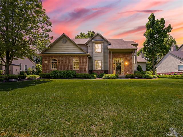 front view picture of 8595 Eastway Dr, White Lake, MI. 48386