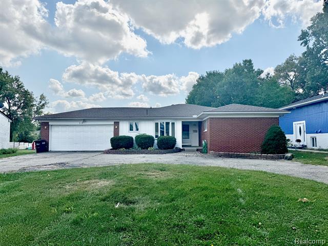front view picture of 915 James K Blvd, Pontiac, MI. 48341