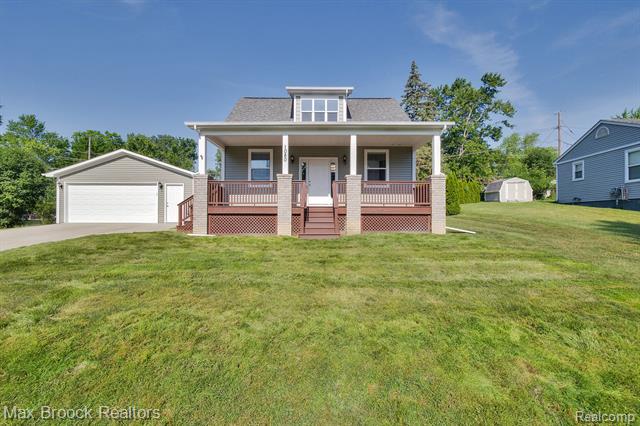 front view picture of 1080 Oregon Blvd, Waterford, MI. 48327