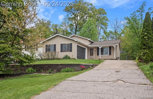 front view picture of 3884 Cass Elizabeth Rd, Waterford, MI. 48328