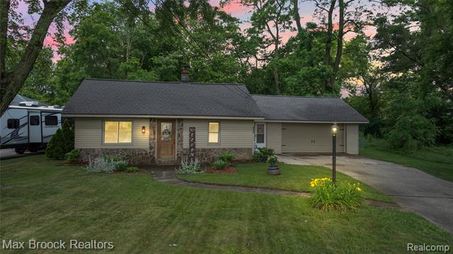 front view picture of 888 Mallock St, White Lake, MI. 48386