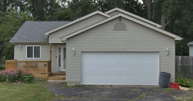 front view picture of 976 Ledyard St, Waterford, MI. 48328