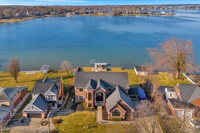 front view picture of 985 James K Blvd, Pontiac, MI. 48341