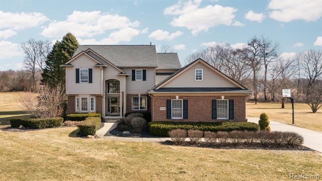 front view picture of 2792 Katie Ln, Milford, MI. 48380